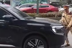 Danh tính tài xế lái ô tô đẩy CSGT rồi bỏ chạy