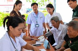 Khám, cấp thuốc miễn phí cho 100 người có công tại Hà Tĩnh