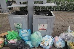 Thùng rác công cộng kết hợp khai thác quảng cáo tại Hà Nội bị bịt kín và treo biển cấm vì ô nhiễm tràn lan