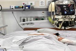 Khẩn trương cấp cứu 2 bệnh nhi trong vụ cháy xe khách khiến nhiều người thương vong