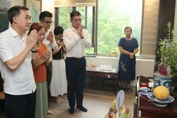Thứ trưởng Bộ Y tế Trần Văn Thuấn thăm, tri ân gia đình Liệt sĩ, Bác sĩ Đặng Thùy Trâm