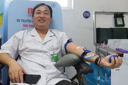 Y, bác sĩ trao thêm hy vọng sống bằng những giọt máu hồng