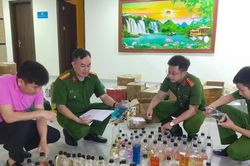 Thanh H&oacute;a: B&oacute;c gỡ đường d&acirc;y l&agrave;m nước hoa giả 'đội lốt' thương hiệu nổi tiếng