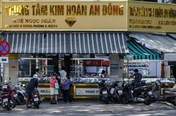 Cận cảnh những cửa hàng kim cương hiếm hoi còn mở cửa ở TP.HCM