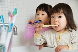Nên cho trẻ đánh răng từ khi nào?