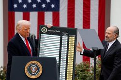 Lo ngại khi ông Trump tính đòn thuế 100% với thuốc