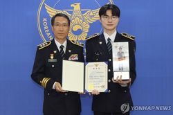 Faker được trao hàm trung sĩ cảnh sát