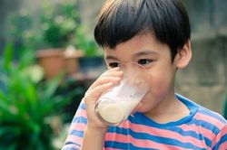 Trẻ biếng ăn có nên uống sữa cao năng lượng?