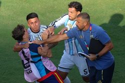 'Phải treo giò cầu thủ Argentina một năm'