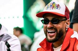 Neymar tiếp tục gây tranh cãi