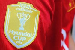 Phù hiệu vàng ASEAN Cup trên áo đấu nhà vô địch Việt Nam