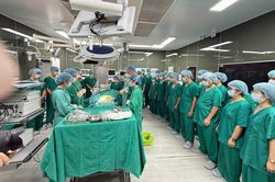Hàng chục y bác sĩ cúi đầu tiễn biệt người đàn ông chết não