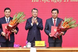 Thủ tướng trao quyết định giao Quyền Bộ trưởng Bộ Nội vụ; bổ nhiệm Thứ trưởng Thường trực Bộ Dân tộc và Tôn giáo