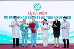 Gi&agrave;nh giật sự sống hai ca sốt r&eacute;t &aacute;c t&iacute;nh: Cuộc chạy đua nghẹt thở của c&aacute;c b&aacute;c sĩ