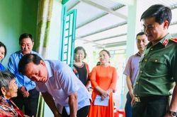 Lãnh đạo thành phố Đồng Nai thăm, tặng quà người có công với cách mạng