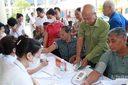 Học viện Quân y khám bệnh, cấp thuốc, tặng quà gia đình chính sách tại xã Nam Dương, tỉnh Bắc Ninh