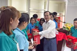 Chủ tịch Ủy ban nh&acirc;n d&acirc;n tỉnh Vĩnh Long tặng qu&agrave; cho đo&agrave;n vi&ecirc;n c&ocirc;ng đo&agrave;n