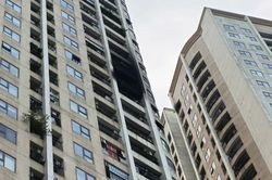 Hà Nội: Cháy ngùn ngụt tại tầng 19 chung cư trên đường Tam Trinh