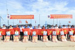 Giúp ngư dân miền Trung vững tin vươn khơi, bám biển