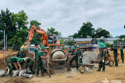 Khẩn trương dựng nhà giúp dân vùng lũ
