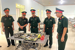 Chăm lo bữa ăn của bộ đội