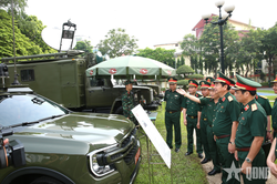 Trung tướng Trương Mạnh Dũng kiểm tra tại Binh chủng Thông tin liên lạc