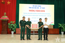 Tổng cục Hậu cần-Kỹ thuật tổ chức thăm, tặng quà tri ân tại Ninh Bình
