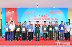 Học viện Qu&acirc;n y tổ chức kh&aacute;m bệnh, tư vấn sức khỏe, trao tặng nh&agrave; tại Bắc Ninh
