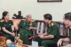 Lãnh đạo Bộ tư lệnh Quân khu 4 thăm Trung tướng Nguyễn Quốc Thước