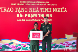 Bộ CHQS tỉnh Lào Cai trao 'Nhà tình nghĩa' tặng cựu chiến binh