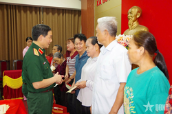 Bộ Tổng Tham mưu tri ân các gia đình chính sách tại Hà Tĩnh