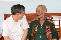 Cần Thơ thăm, tặng quà người có công với cách mạng