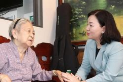 Đồng chí Trương Thị Bích Hạnh thăm, tri ân Mẹ Việt Nam Anh hùng, người có công