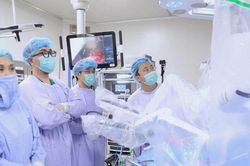 Lần đầu ứng dụng robot cắt ung thư tuyến giáp qua đường miệng
