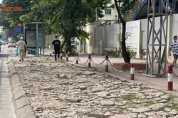 Cận cảnh vỉa hè nham nhở trên đường 70, lối đi bộ bị chia cắt từng đoạn
