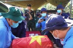 Trang nghi&ecirc;m cất bốc h&agrave;i cốt Liệt sĩ Nguyễn Thị &Uacute;t sau 57 năm tại Cần Thơ