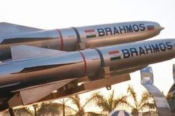 Từ tên lửa BrahMos đến cánh cửa rộng mở của ngành công nghiệp quốc phòng Ấn Độ