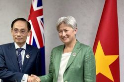 Hội nghị AMM 59: Bộ trưởng Ngoại giao Lê Hoài Trung gặp Bộ trưởng Ngoại giao Australia Penny Wong