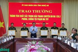 Trao thưởng lực lượng đấu tranh triệt phá đường dây buôn bán, vận chuyển ma túy qua biên giới