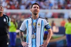 Messi né CĐV, vội rời sân bay khi trở lại Argentina