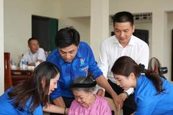 Bữa cơm ấm tình của tuổi trẻ Thanh Hóa với mẹ Việt Nam Anh hùng 97 tuổi