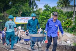 Thanh niên tình nguyện cùng bộ đội xây cầu cho người dân
