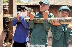 Xem 'thần đèn áo xanh' dời nhà dân khỏi khu vực nguy cơ sạt lở