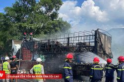 Xe tải bốc cháy dữ dội trên Quốc lộ 1A qua Huế