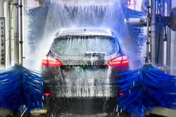 Kỹ sư ô tô cảnh báo không nên kéo phanh tay ngay sau khi rửa xe