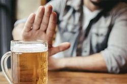 Đột nhi&ecirc;n thấy bia kh&ocirc;ng ngon, người đ&agrave;n &ocirc;ng ph&aacute;t hiện mắc ung thư m&aacute;u
