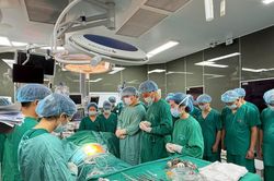 Hàng chục y bác sĩ cúi đầu tri ân người đàn ông ở Hà Nội hiến tạng