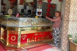 Khởi tố 'nữ quái' có 7 tiền án, tiếp tục trộm cắp tài sản tại tiệm vàng