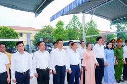 Phó Bí thư Tỉnh ủy Võ Thị Minh Sinh dâng hương tri ân các Anh hùng liệt sĩ, thăm gia đình người có công tại xã Đô Lương