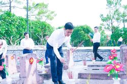 Đồng ch&iacute; Ho&agrave;ng Nghĩa Hiếu d&acirc;ng hương tưởng niệm c&aacute;c Anh h&ugrave;ng liệt sĩ v&agrave; tặng qu&agrave; người c&oacute; c&ocirc;ng với c&aacute;ch mạng